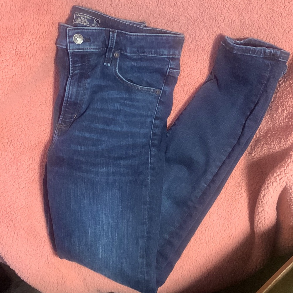 Abercrombie & Fitch Blue Wash Skinny Jeans. Size: 4s/ 27